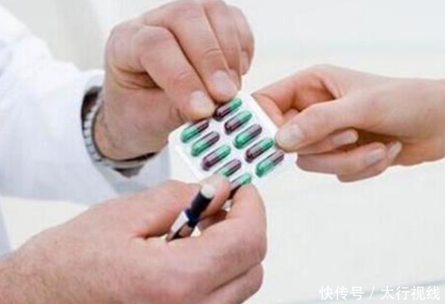 过敏反应|晒了一会日光浴,英国女子突发过敏反应,脸肿成原来两倍大