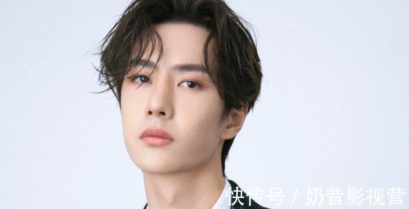 王一博线上录新节目，炫耀新魔术很有成就感，一身粉红卫衣超可爱