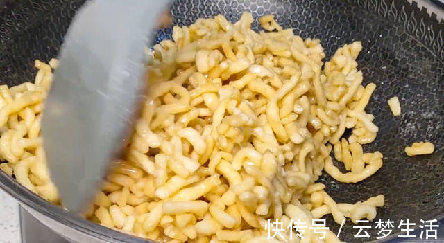 1碗面2个鸡蛋,教你在家自制沙琪玛,简单易学,吃起来香酥绵软