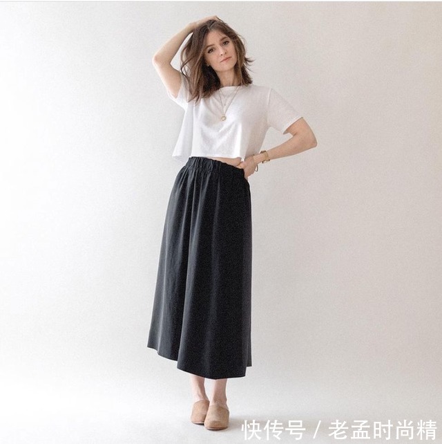 小蛮腰|白T恤的花样穿法要学会,帮你展现出不经意的时髦感,落落大方