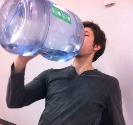 |搞笑图片幽默段子笑话大哥你喝水很急啊,不可以先拿个杯子么