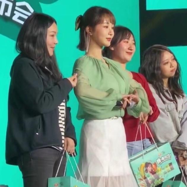 活动|杨紫新造型师不经夸，杨紫参加活动打回原形，生图状态我没看错？