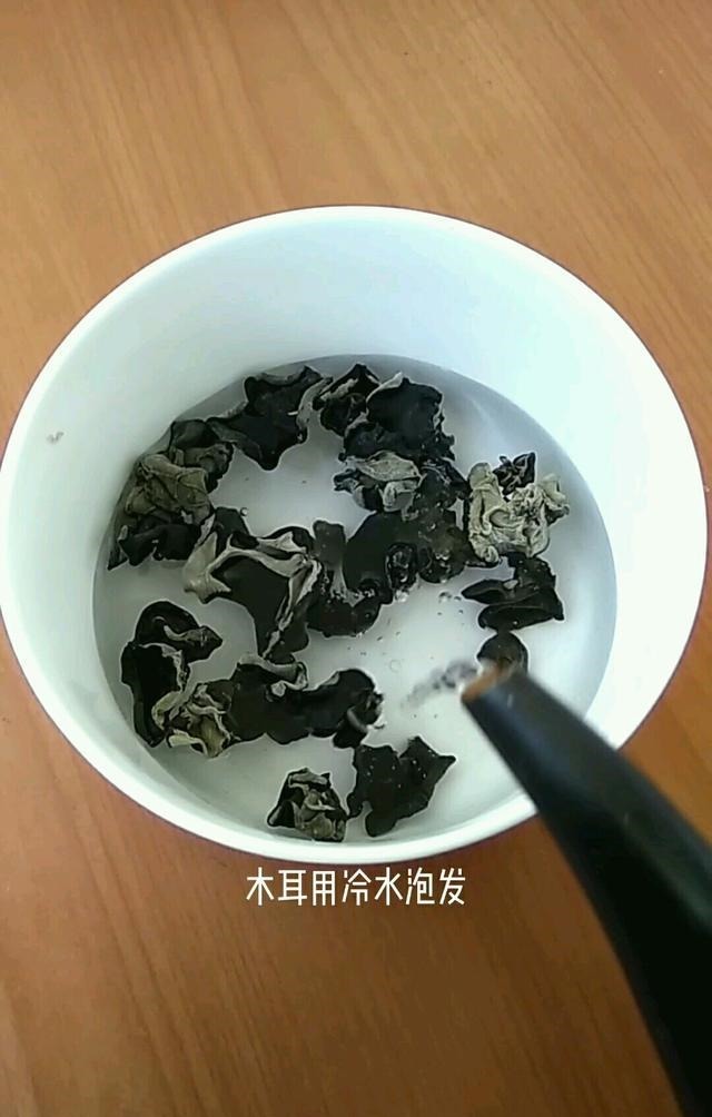 这种“隔夜菜”吃一次也不行,比抽烟危害大,很多家庭都中过招