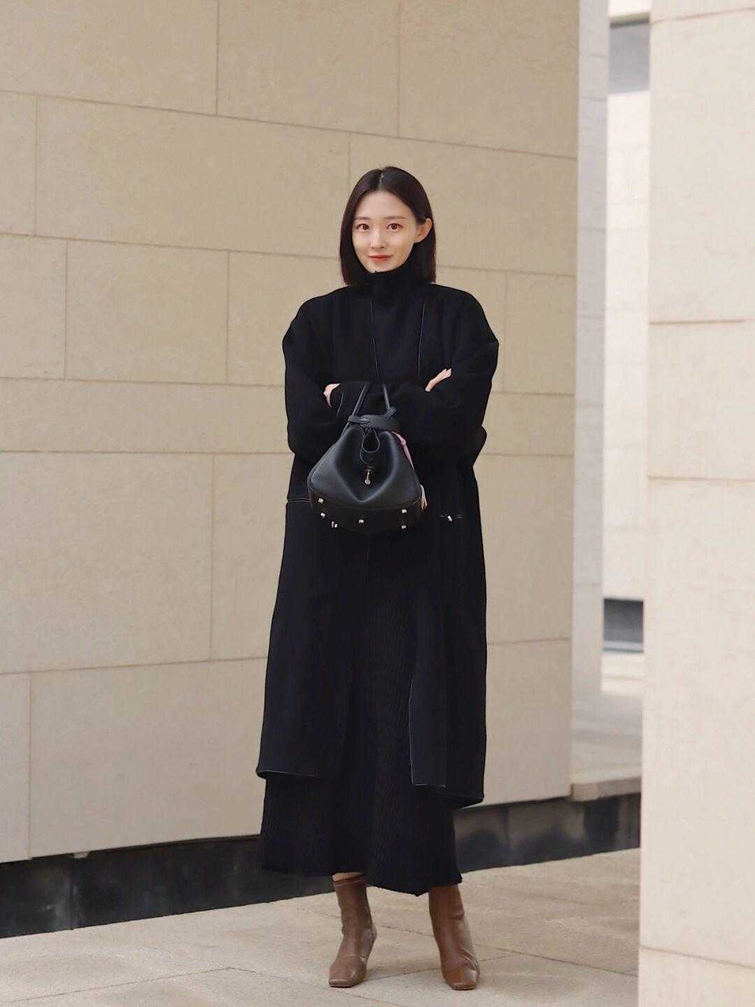 卫衣|黑色半身裙的万能搭配公式全在这,喜欢简约风格的,来这里集合了