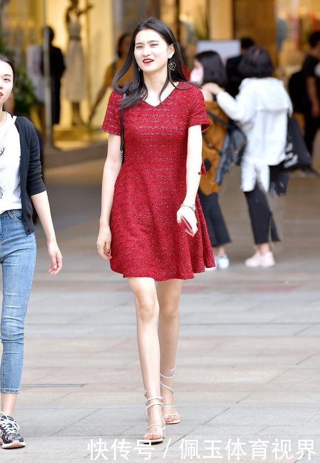 红色金丝条纹连衣裙，搭配凉鞋，凸显年轻减龄效果