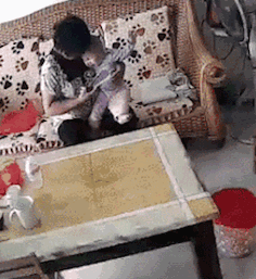 |搞笑GIF图：千万不能和大人一起玩跳跳床，不然就不是卡那了