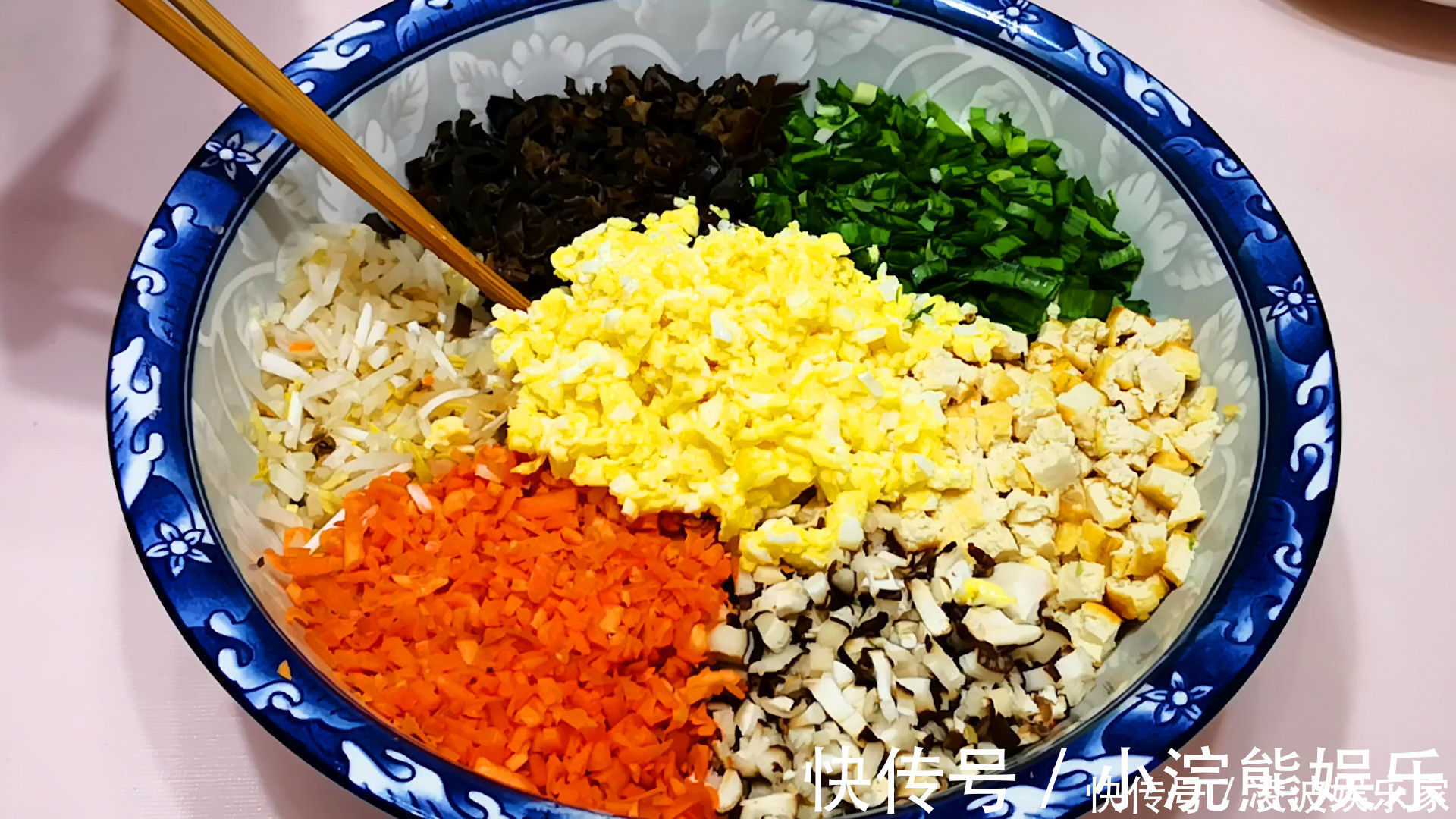 吃起来|素馅饺子好吃有诀窍，教你调馅小技巧，吃起来比肉饺子还香