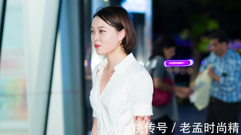 红鞋|街拍: 夜风拂过, 带起了红鞋白裙美女的裙摆, 有种飘飘欲仙的感觉