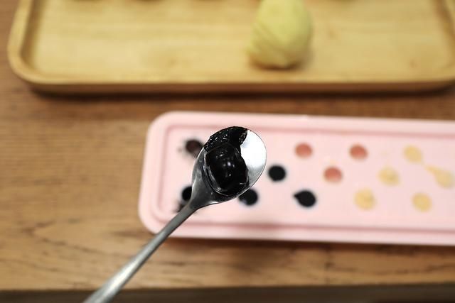 美味|黑芝麻酱绿豆沙月饼还真好吃，说啥也得试一试，歪打正着的美味