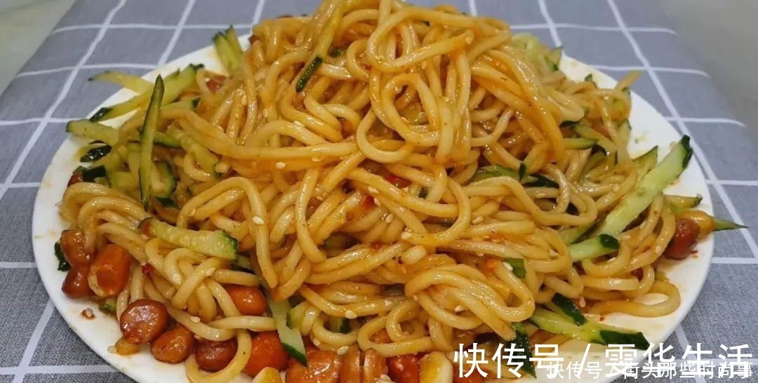 好吃|我家面条就爱这么吃,筷子一搅,做出创意凉拌面,比凉皮劲道好吃
