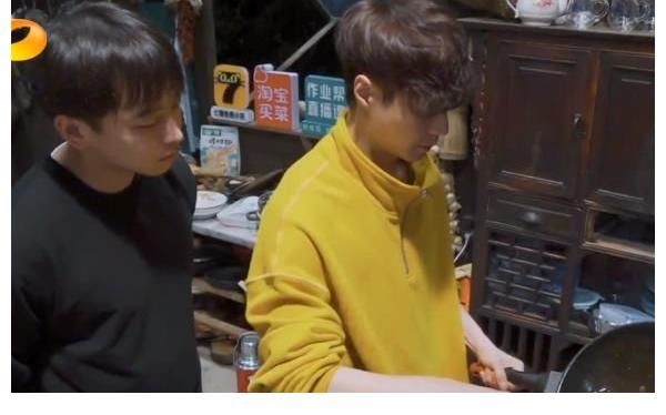 張藝興|張藝興節目主廚首秀翻車？金婧捧場表情浮夸，女嘉賓餐后吃零食