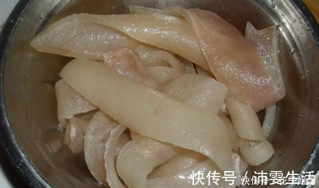 熬猪皮冻时,千万不要直接熬,多做一步,猪皮冻滑嫩筋道无腥味