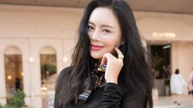 装扮 小姐姐独特的装扮, 突显十分养眼的大长腿