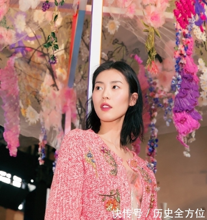 一字|刘雯穿黑色一字肩连衣裙走时装周,气质优雅大方,意外被发型抢镜