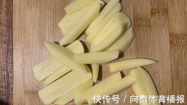 小葱|8个鸡翅一个大土豆,这种做法最香,香嫩入味,比烧烤还好吃