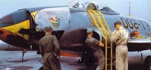 高空|68年前，此人从上万米高空跳下，用手雷炸出了空中最绚丽的花朵