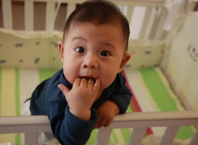 小宝宝|为什么小宝宝都喜欢吃手指？不同月龄，原因不同，妈妈要清楚