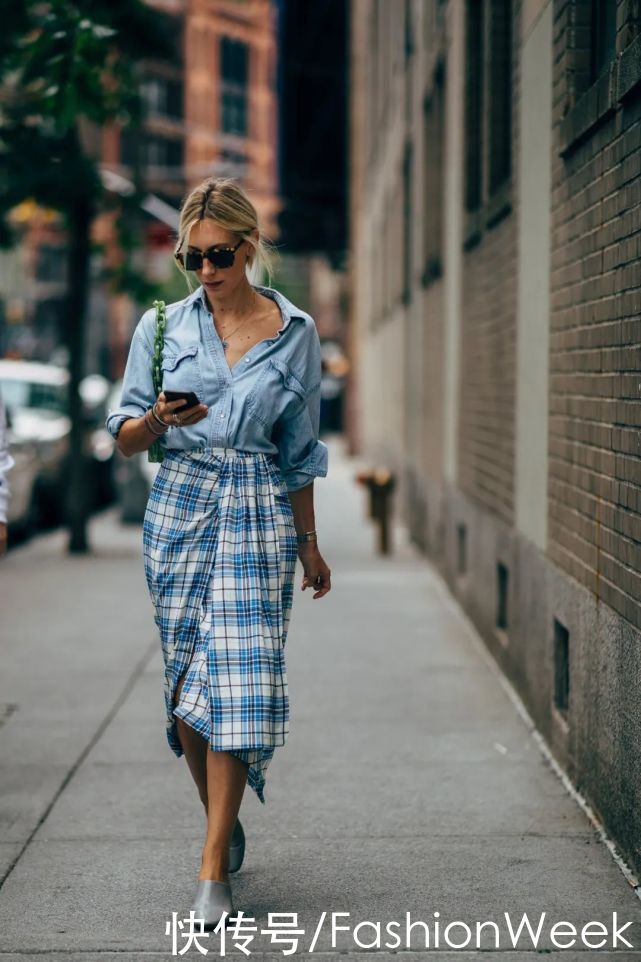 比春天更迷人的是：刘雯的蓝色衬衫