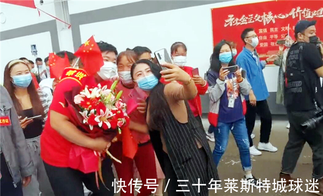 父老乡亲|奥运冠军隆重回村！村民冒雨等待，乐队锣鼓喧天，炮手等口令放炮