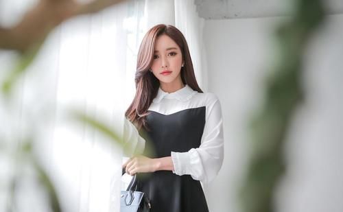 简约|美女穿搭:黑白搭配的连衣裙,简约又时尚,气场十足