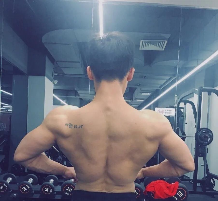 腹肌|型男医生的鲨鱼线六块腹肌引发舔屏，网友看后直呼我可以