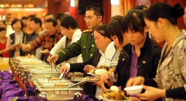 贵菜|自助餐里3种“隐形贵菜”很多人都忽略掉,老板看到笑得合不拢嘴