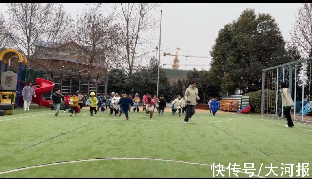 开学|喜迎童归来！幼儿园开学首日遇大雪，孩子们在操场上和雪花共舞