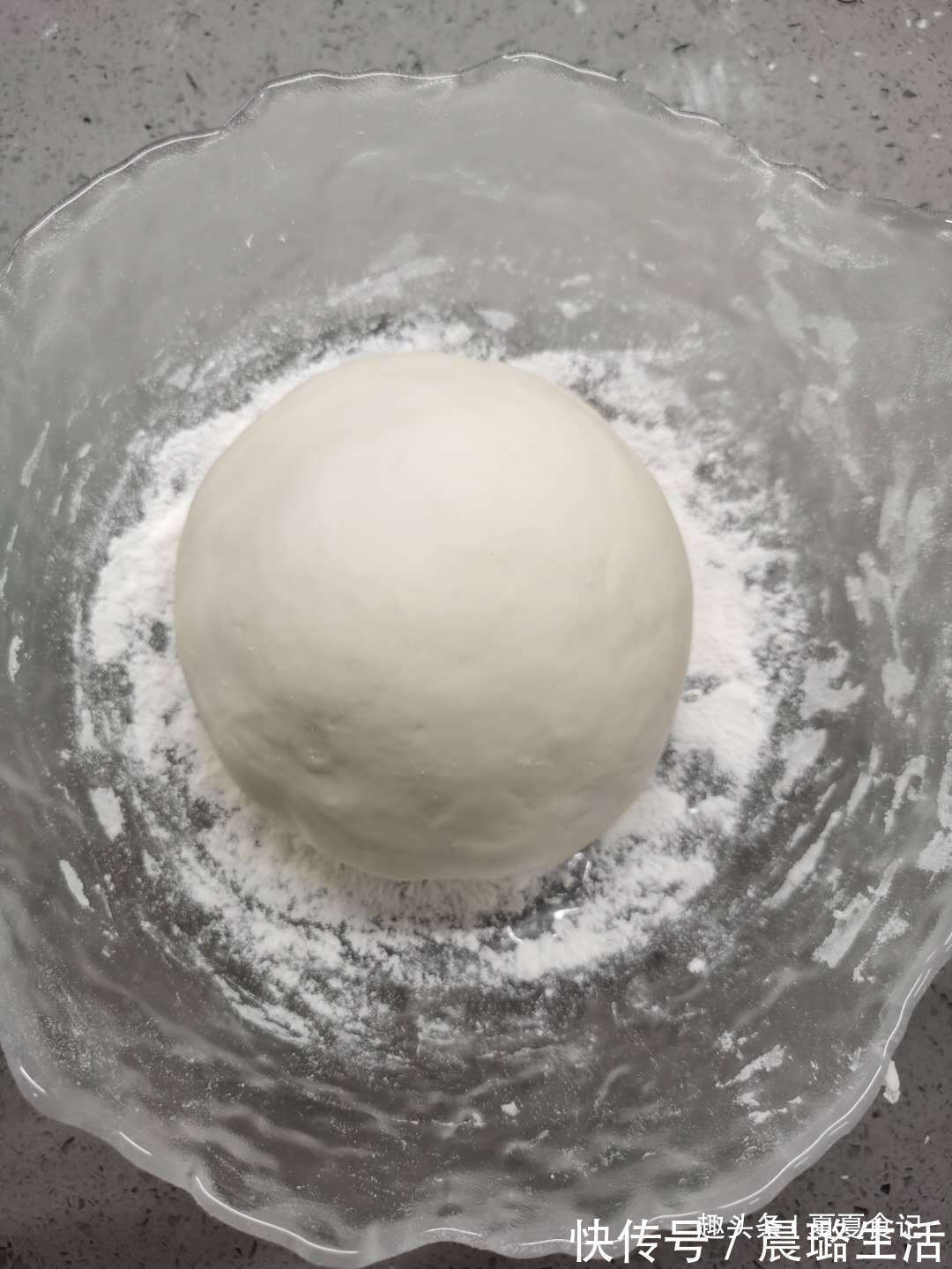 自从学会这早餐，儿子就迷上了它，卷一卷煎一煎，蓬松酥脆香喷喷