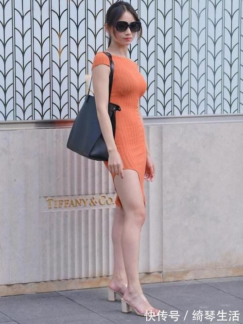 时尚|针织连衣裙美女,搭配纯黑色挎包,时尚高级上档次