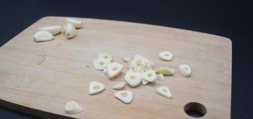 红糖|红糖加大蒜泡水喝，作用真厉害，解决了男性朋友的困扰，快试试吧