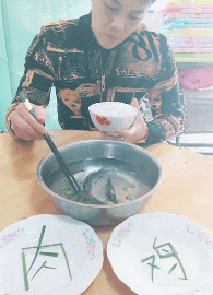 |搞笑GIF:这样的妹子 一看就不是省油的灯