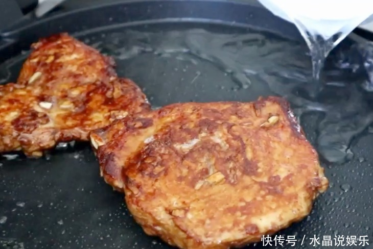 吃法|鸡胸不要炒着吃了,咱们来做个新吃法,外酥里嫩,咸香美味