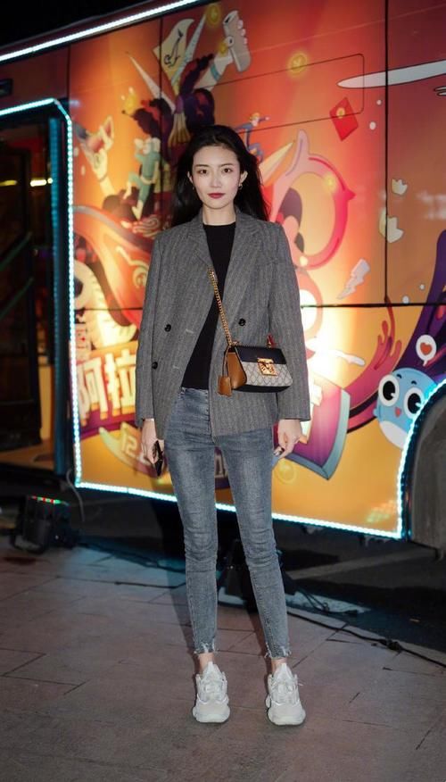 今年火了一种“接地气”的穿法，叫：运动鞋+长裤，休闲又时髦！