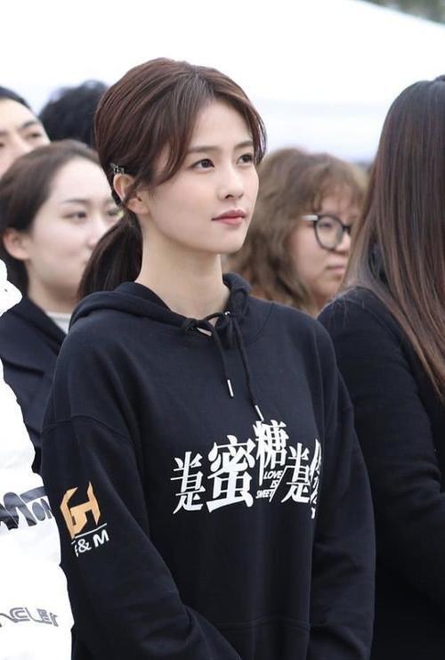 白鹿|小姐姐现身新片开拍仪式,字母卫衣运动感十足,尽显甜美范