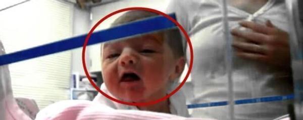 长辈|“机敏宝宝”火了,刚出生听到妈妈声音手舞足蹈,护士:头一回见