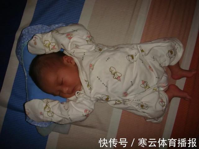 孩子|新生儿为什么偏爱“投降式睡姿”,需要纠正吗?很多家长做错了