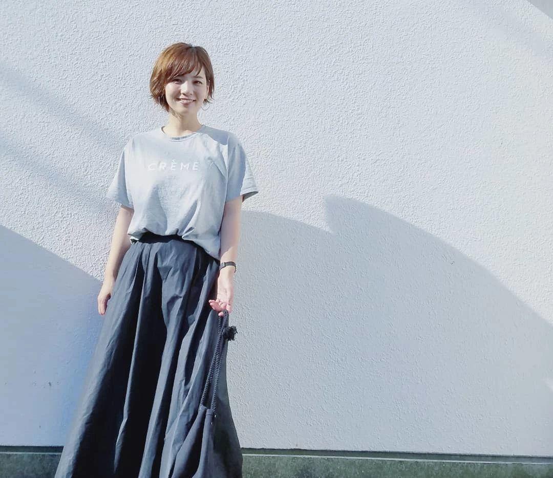浅色|40岁日本妈妈的初夏穿搭，运用浅色系穿搭，尽显“温柔气质”