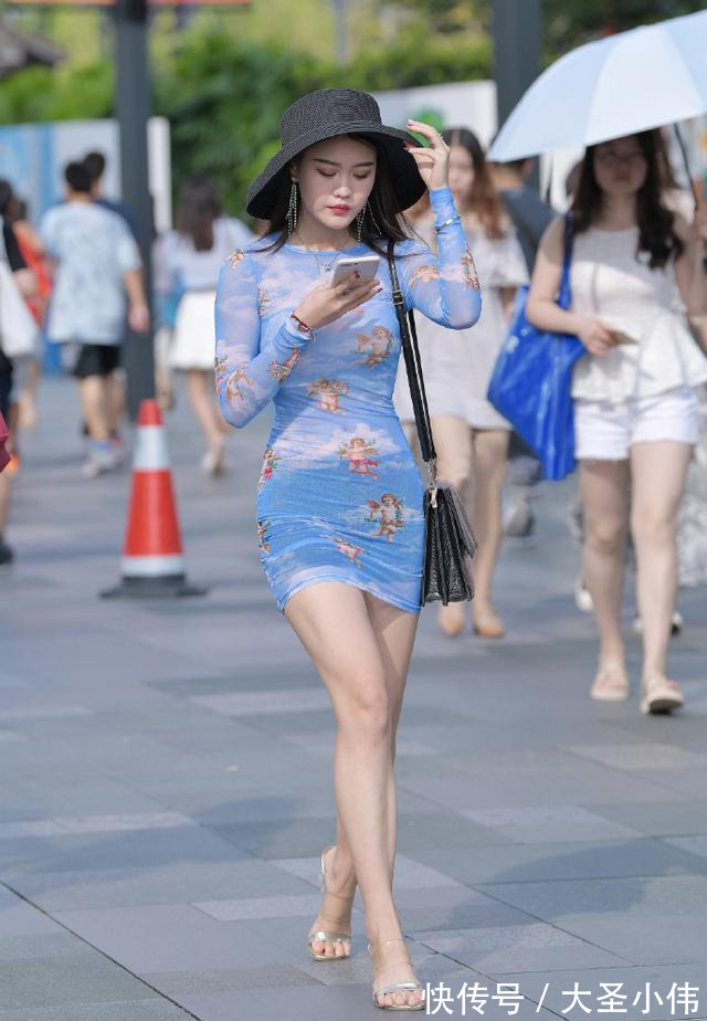 街拍|美女街拍:有了紧身短裙的陪伴,轻盈舒适的感觉就会如影随形