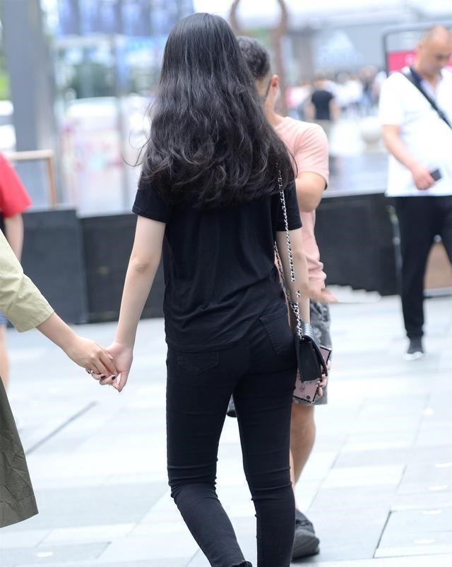 穿打底裤 黑色低胸上衣搭配黑色居家打底裤,港式风格搭配,大牌的感觉!