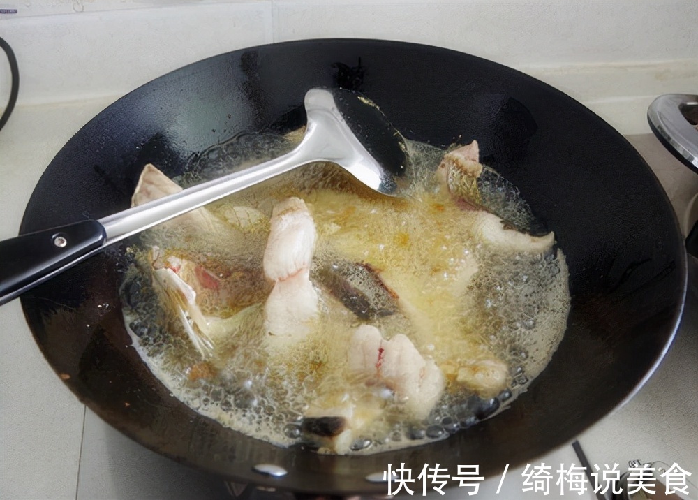 炸过鱼的油别再倒掉了,学会这个办法,“腥油”变“香油”