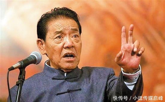 演出|单田芳在万人大剧场演出,因紧张做错一件事,观众都善意地笑了