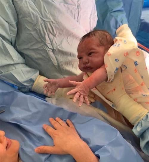 血脉|“最着急”宝宝火了,刚出娘胎就急着和妈妈握手,网友:小暖男
