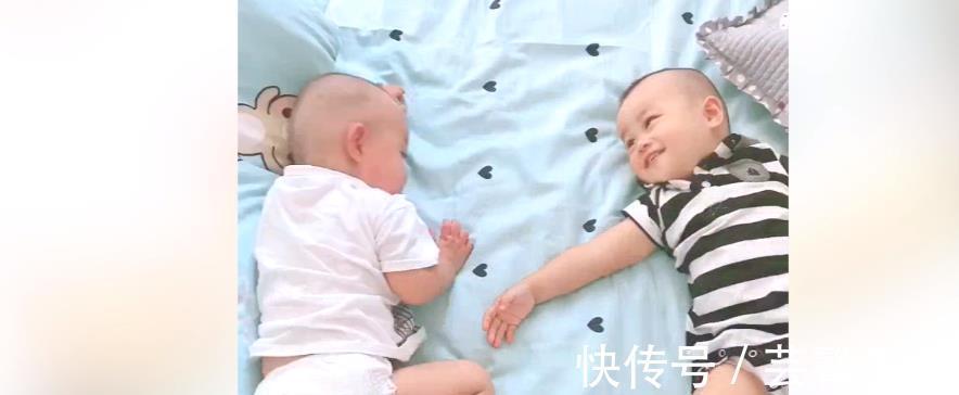 父母|双胞胎的日常，弟弟摸完哥哥的头就想走，但哥哥接下来反应太好玩