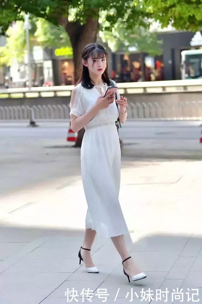 街拍时尚: 女生搭配高跟鞋出街, 秀出自己的时尚魅力