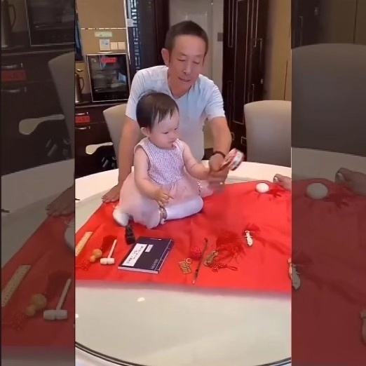 中国人|孙女周岁抓周,爷爷满怀期待,可是孙女抓到的“它”气坏了爷爷!
