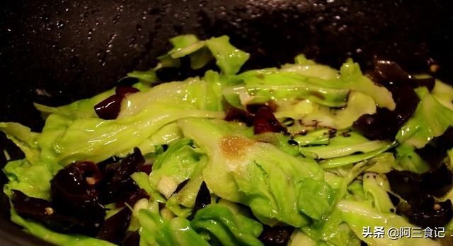 开胃|包菜最好吃的做法，加它一起炒，香脆开胃又下饭，2分钟就学会
