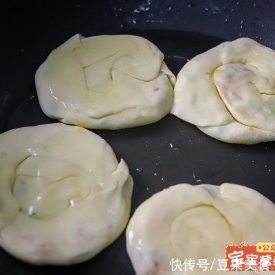 葱油饼|这道脆虾葱油饼一上桌，我的筷子就没停过
