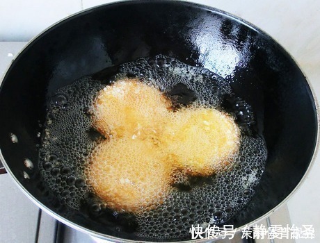 糯米粉|做南瓜饼时,只加糯米粉和糖就错了,如果少了它,不软糯还发硬