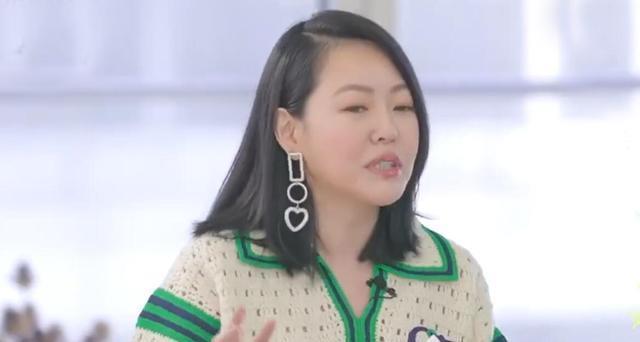 tips 正式复出! 小S穿短裤戴大耳环主持hold不住场面, 胖一圈高调归来