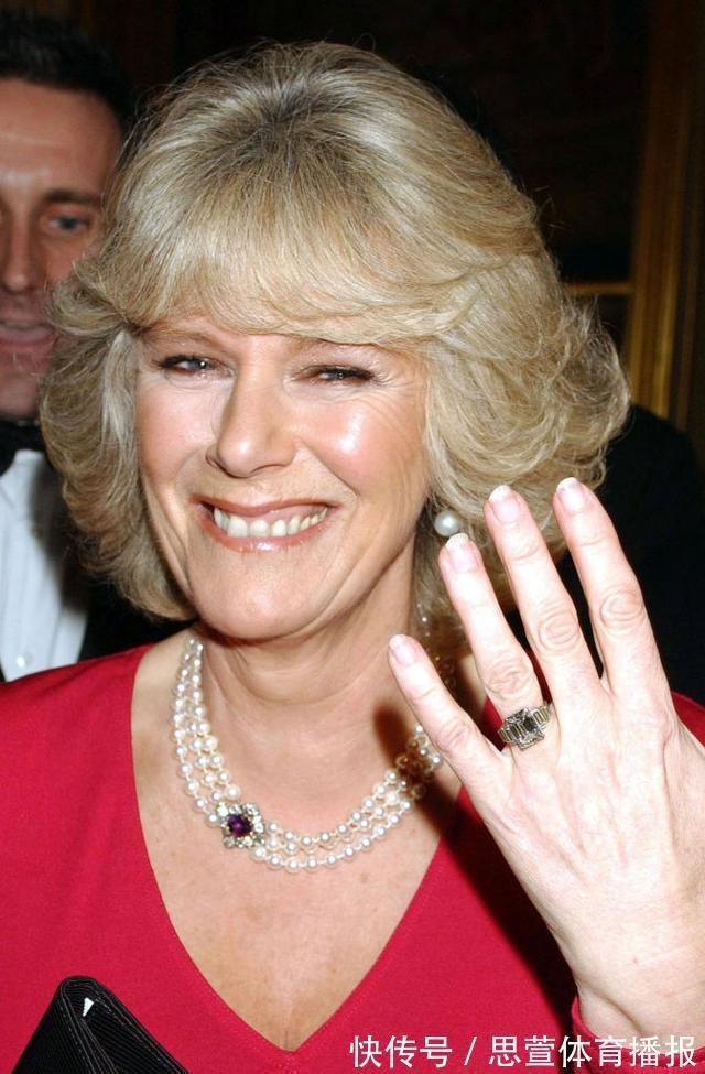 蓝宝石 戴安娜秀的订婚钻戒6万美元就能买到,再看卡米拉的:到底是真爱